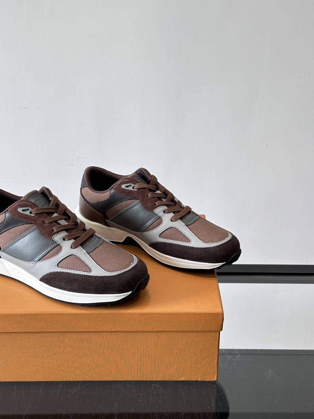 TOD'S/托德斯 新款男士拼接运动鞋，本款运动鞋以多材质拼接而成，绒面牛皮革和光滑小牛皮制作，立体几何