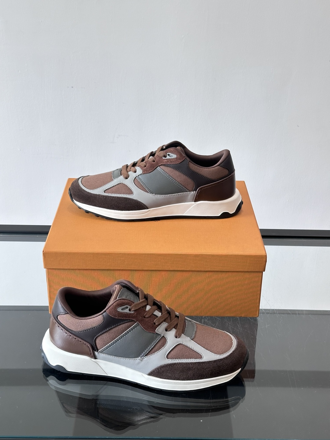 TOD'S/托德斯 新款男士拼接运动鞋，本款运动鞋以多材质拼接而成，绒面牛皮革和光滑小牛皮制作，立体几何