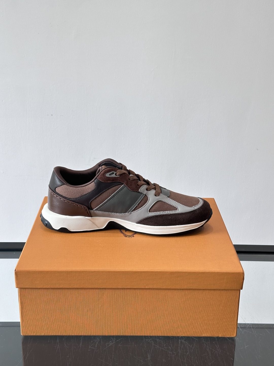 TOD'S/托德斯 新款男士拼接运动鞋，本款运动鞋以多材质拼接而成，绒面牛皮革和光滑小牛皮制作，立体几何