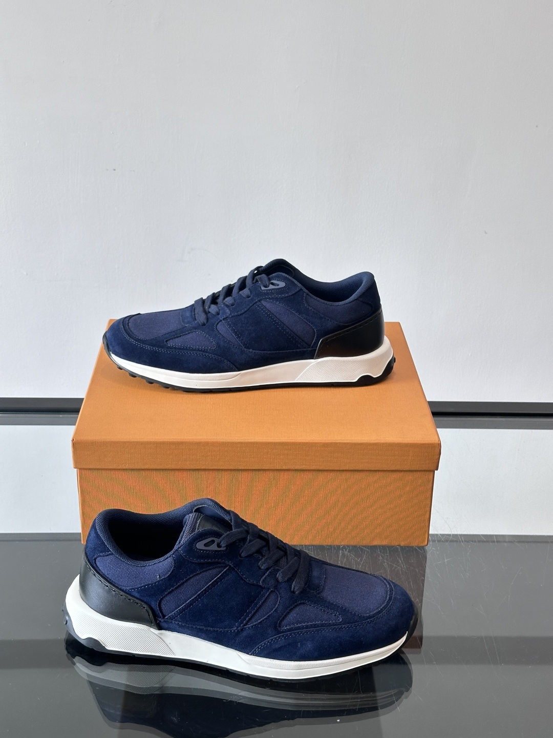 TOD'S/托德斯 新款男士拼接运动鞋，本款运动鞋以多材质拼接而成，绒面牛皮革和光滑小牛皮制作，立体几何