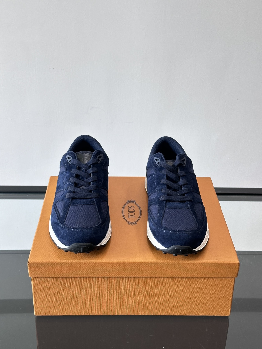 TOD'S/托德斯 新款男士拼接运动鞋，本款运动鞋以多材质拼接而成，绒面牛皮革和光滑小牛皮制作，立体几何