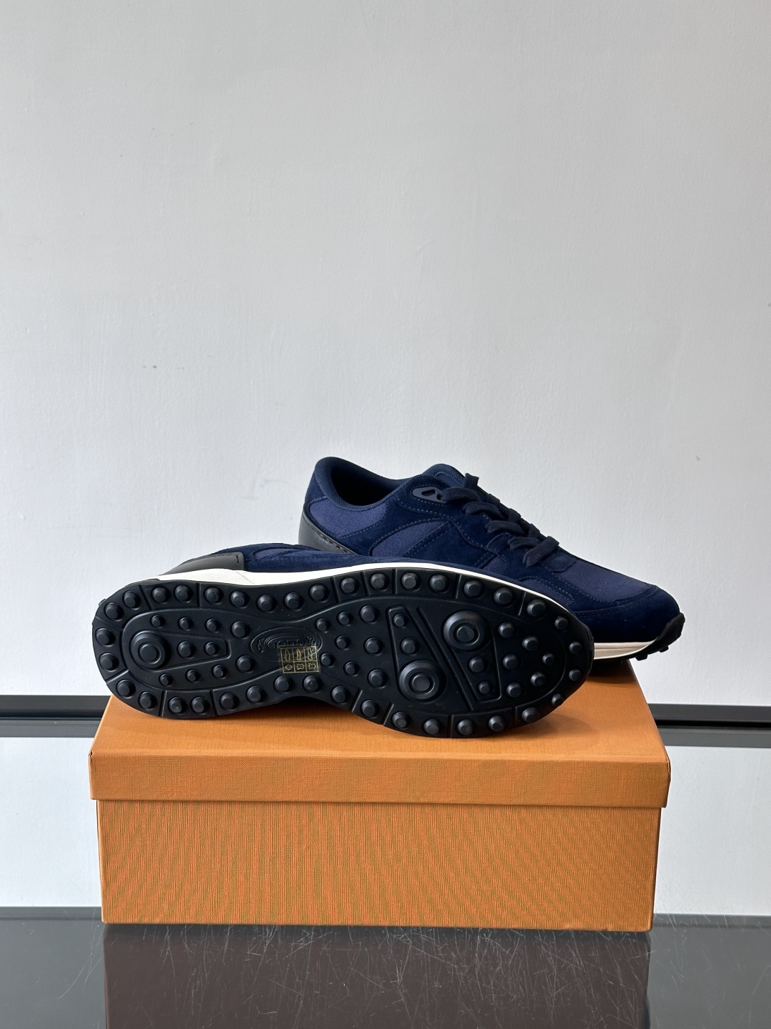 TOD'S/托德斯 新款男士拼接运动鞋，本款运动鞋以多材质拼接而成，绒面牛皮革和光滑小牛皮制作，立体几何