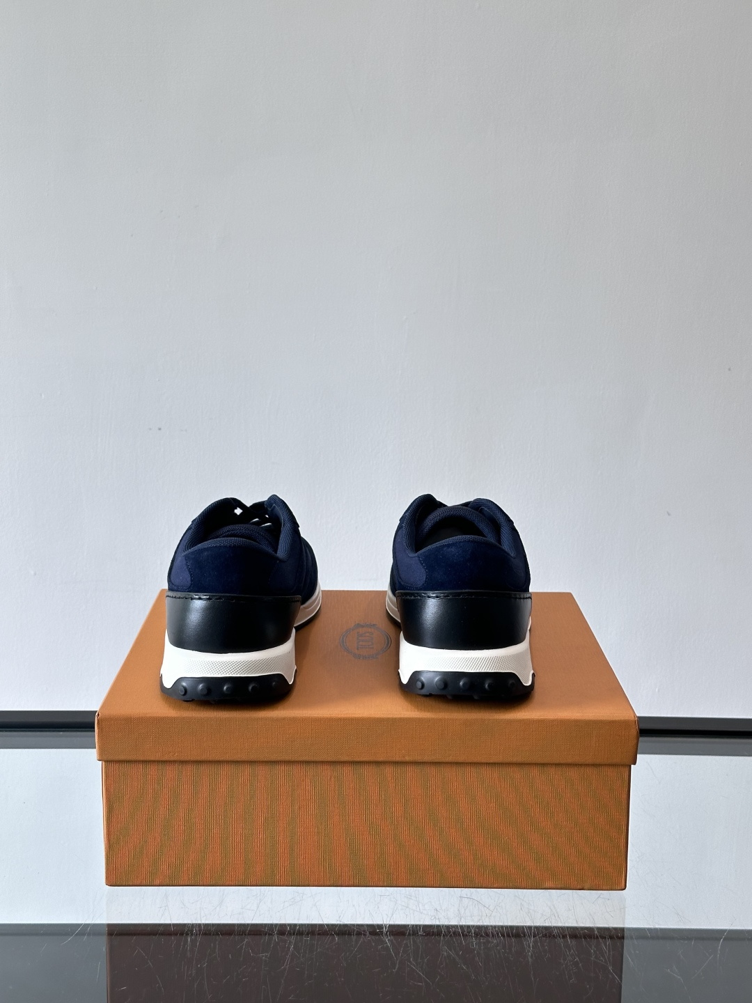 TOD'S/托德斯 新款男士拼接运动鞋，本款运动鞋以多材质拼接而成，绒面牛皮革和光滑小牛皮制作，立体几何