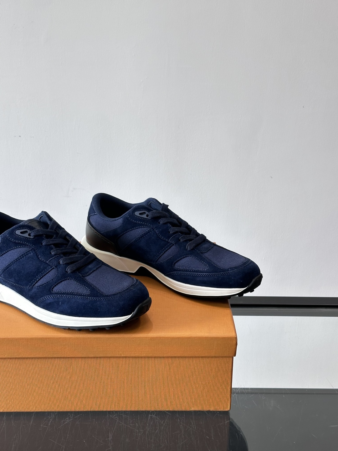 TOD'S/托德斯 新款男士拼接运动鞋，本款运动鞋以多材质拼接而成，绒面牛皮革和光滑小牛皮制作，立体几何