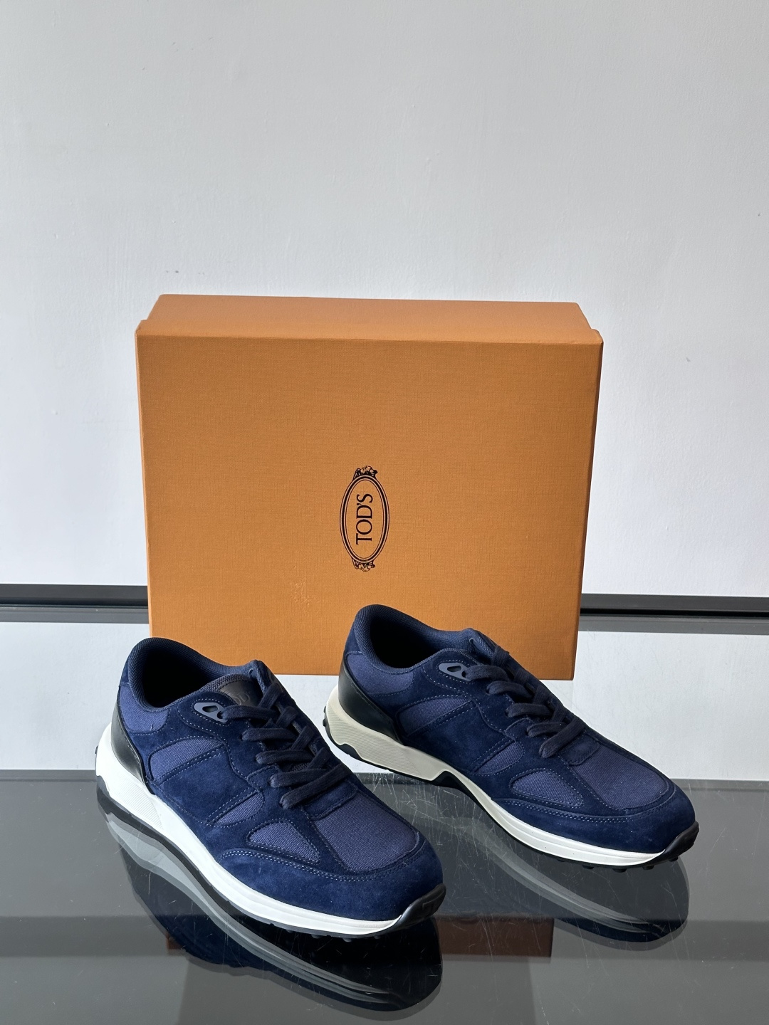 TOD'S/托德斯 新款男士拼接运动鞋，本款运动鞋以多材质拼接而成，绒面牛皮革和光滑小牛皮制作，立体几何