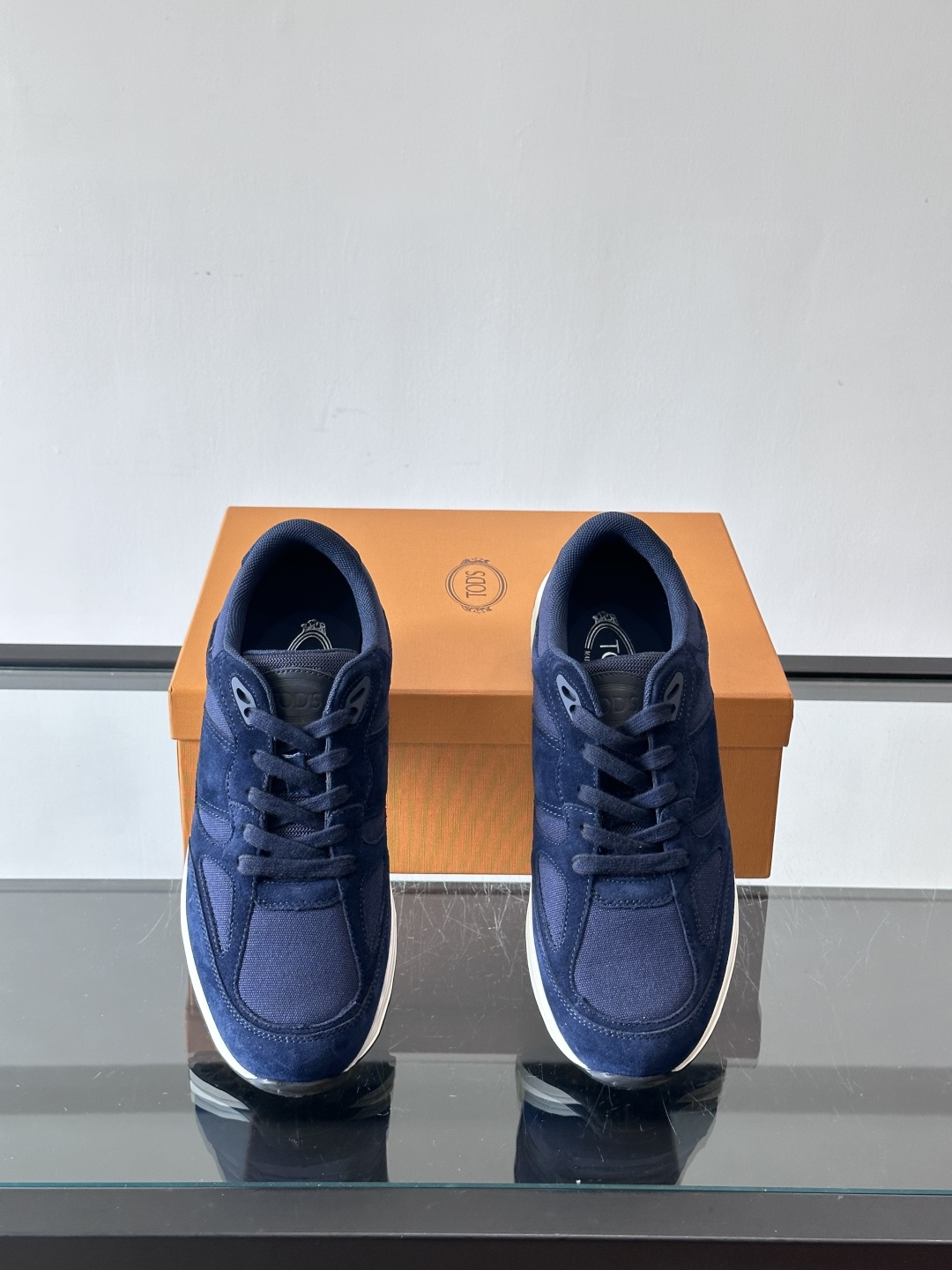 TOD'S/托德斯 新款男士拼接运动鞋，本款运动鞋以多材质拼接而成，绒面牛皮革和光滑小牛皮制作，立体几何