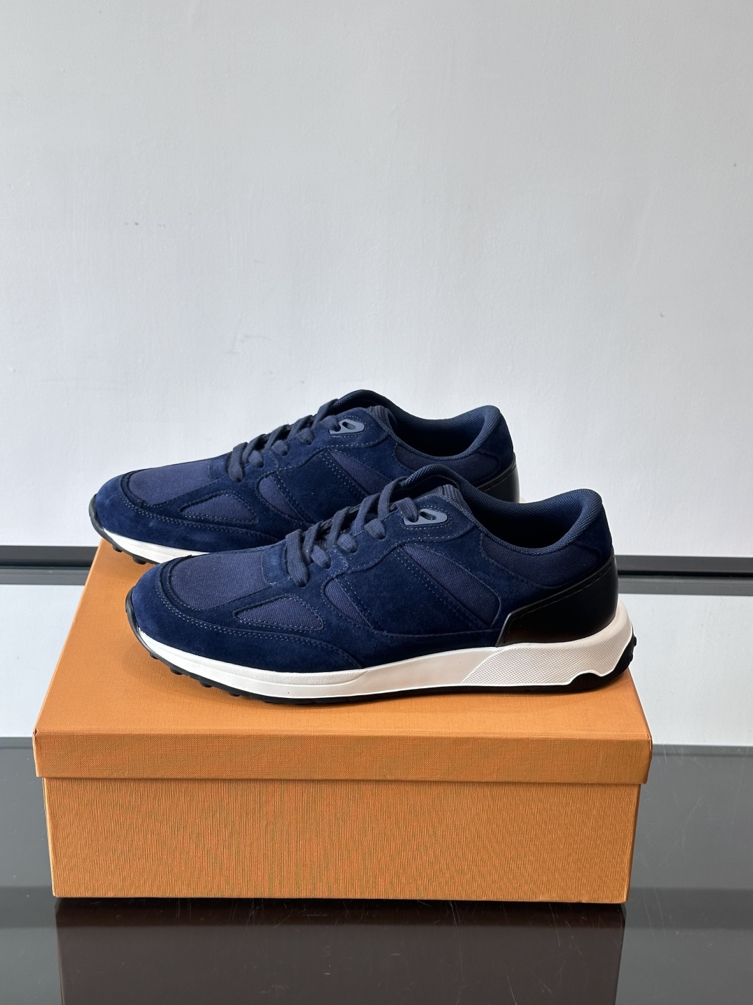 TOD'S/托德斯 新款男士拼接运动鞋，本款运动鞋以多材质拼接而成，绒面牛皮革和光滑小牛皮制作，立体几何