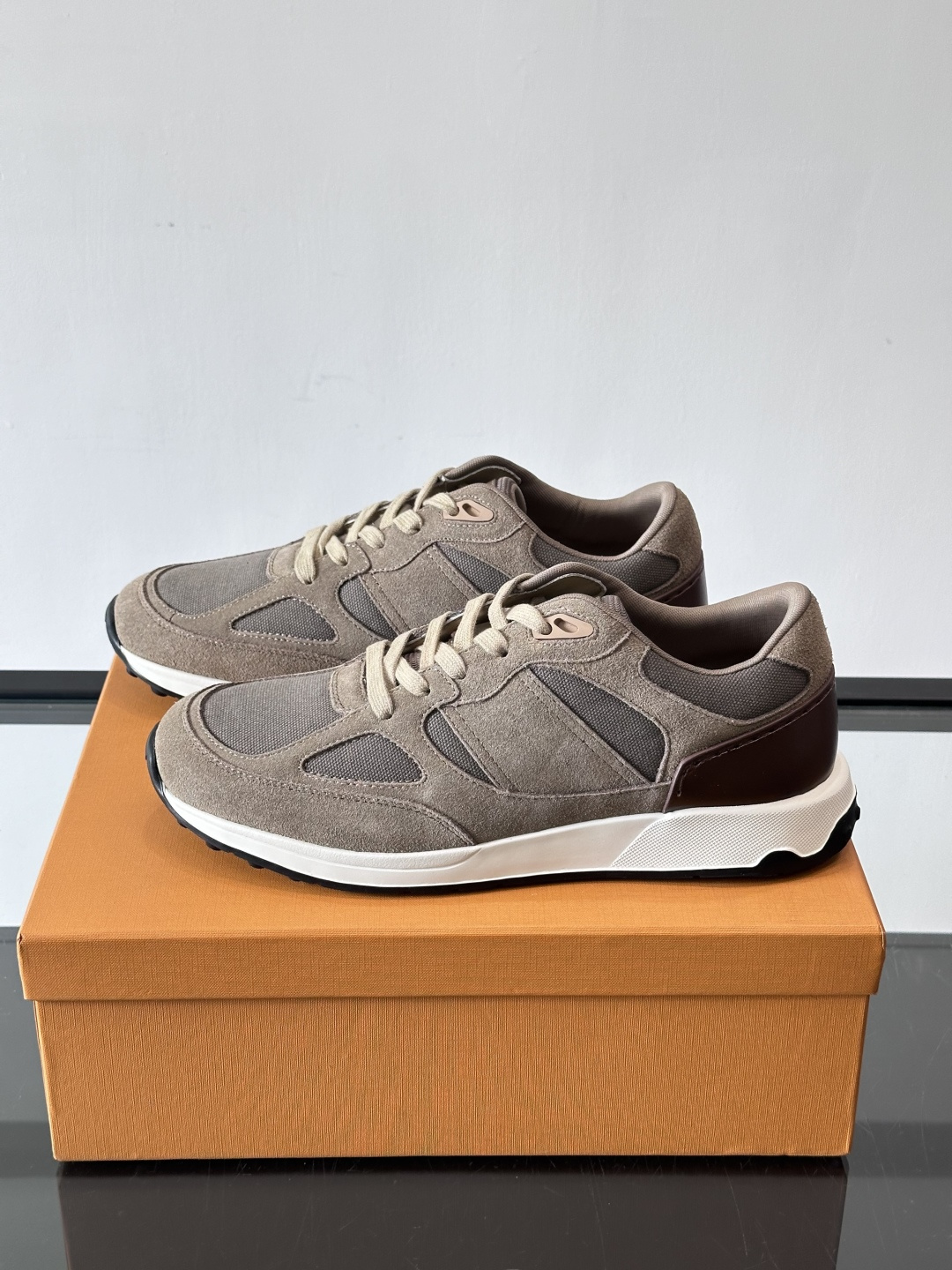 TOD'S/托德斯 新款男士拼接运动鞋，本款运动鞋以多材质拼接而成，绒面牛皮革和光滑小牛皮制作，立体几何