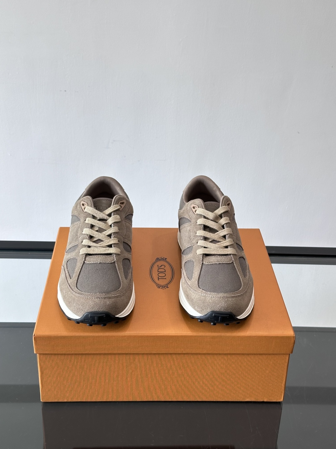 TOD'S/托德斯 新款男士拼接运动鞋，本款运动鞋以多材质拼接而成，绒面牛皮革和光滑小牛皮制作，立体几何