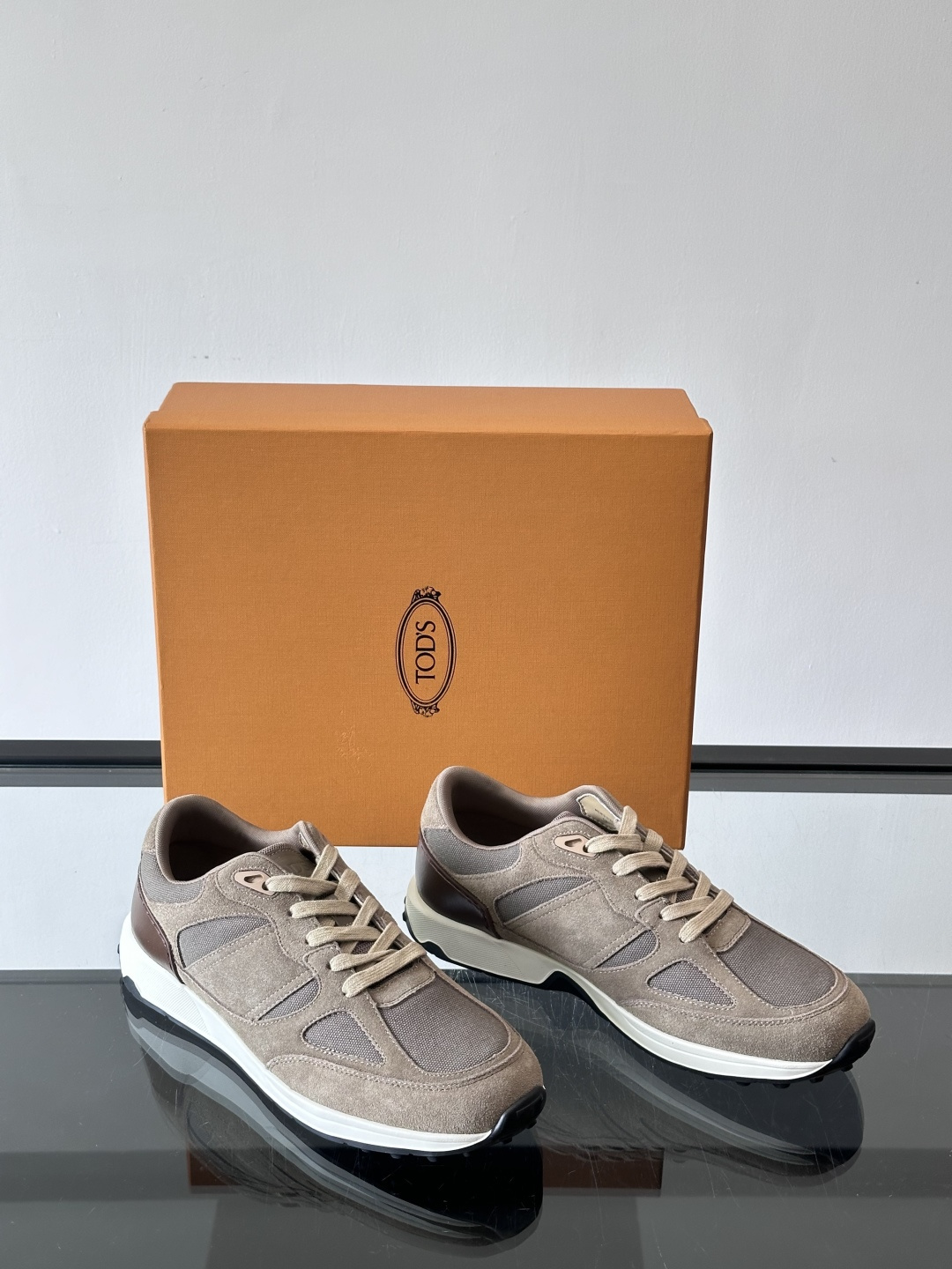 TOD'S/托德斯 新款男士拼接运动鞋，本款运动鞋以多材质拼接而成，绒面牛皮革和光滑小牛皮制作，立体几何