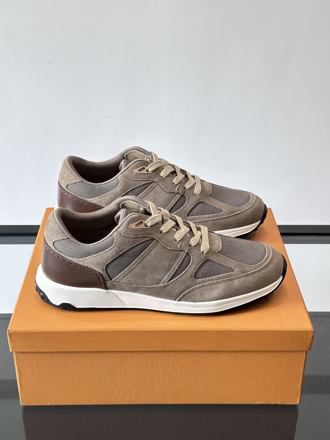 TOD'S/托德斯 新款男士拼接运动鞋，本款运动鞋以多材质拼接而成，绒面牛皮革和光滑小牛皮制作，立体几何