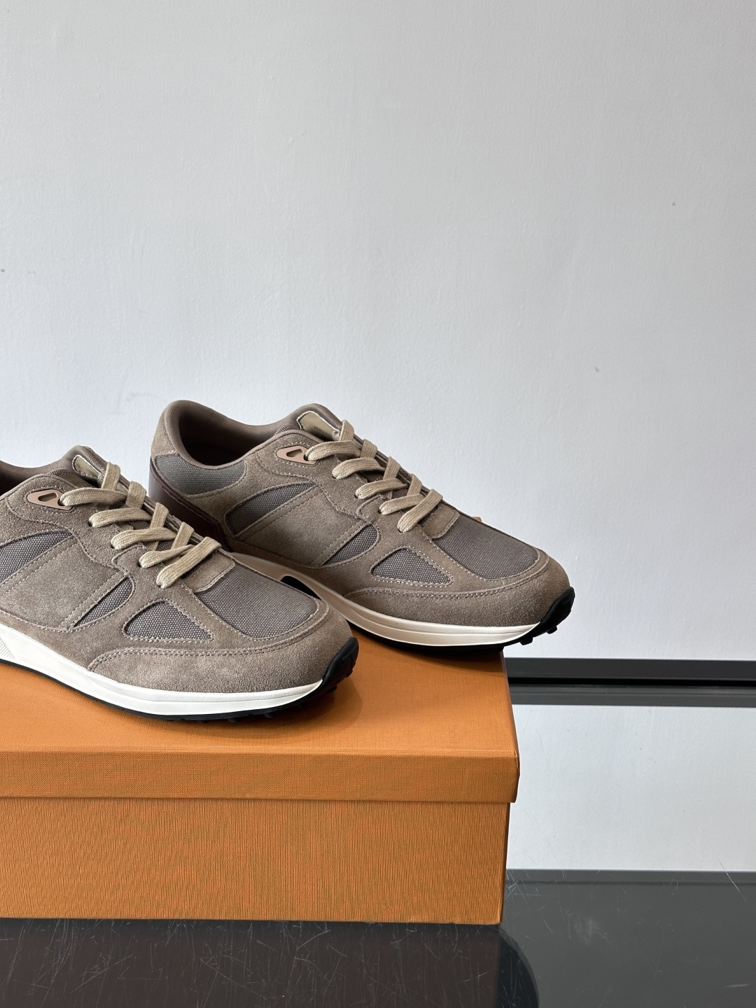 TOD'S/托德斯 新款男士拼接运动鞋，本款运动鞋以多材质拼接而成，绒面牛皮革和光滑小牛皮制作，立体几何