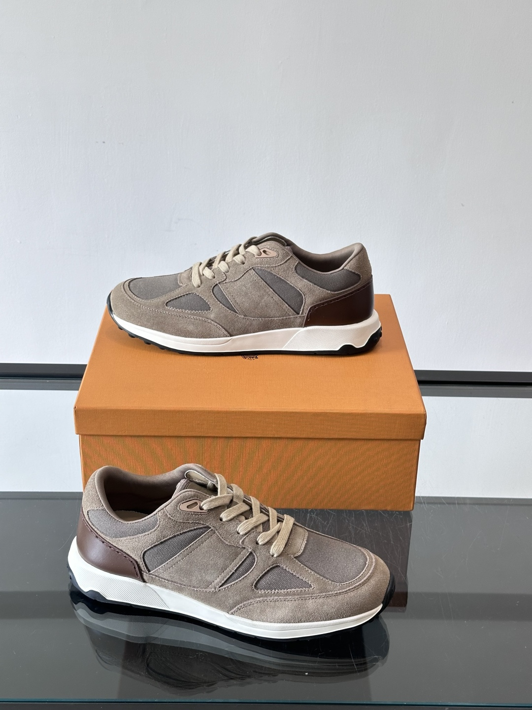 TOD'S/托德斯 新款男士拼接运动鞋，本款运动鞋以多材质拼接而成，绒面牛皮革和光滑小牛皮制作，立体几何