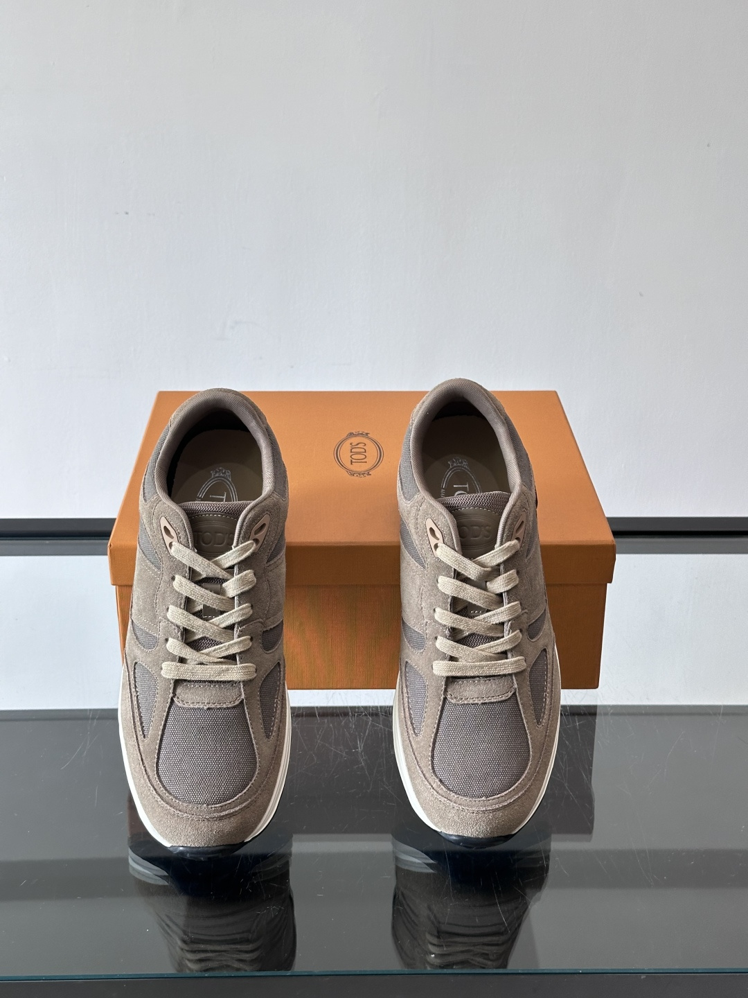 TOD'S/托德斯 新款男士拼接运动鞋，本款运动鞋以多材质拼接而成，绒面牛皮革和光滑小牛皮制作，立体几何