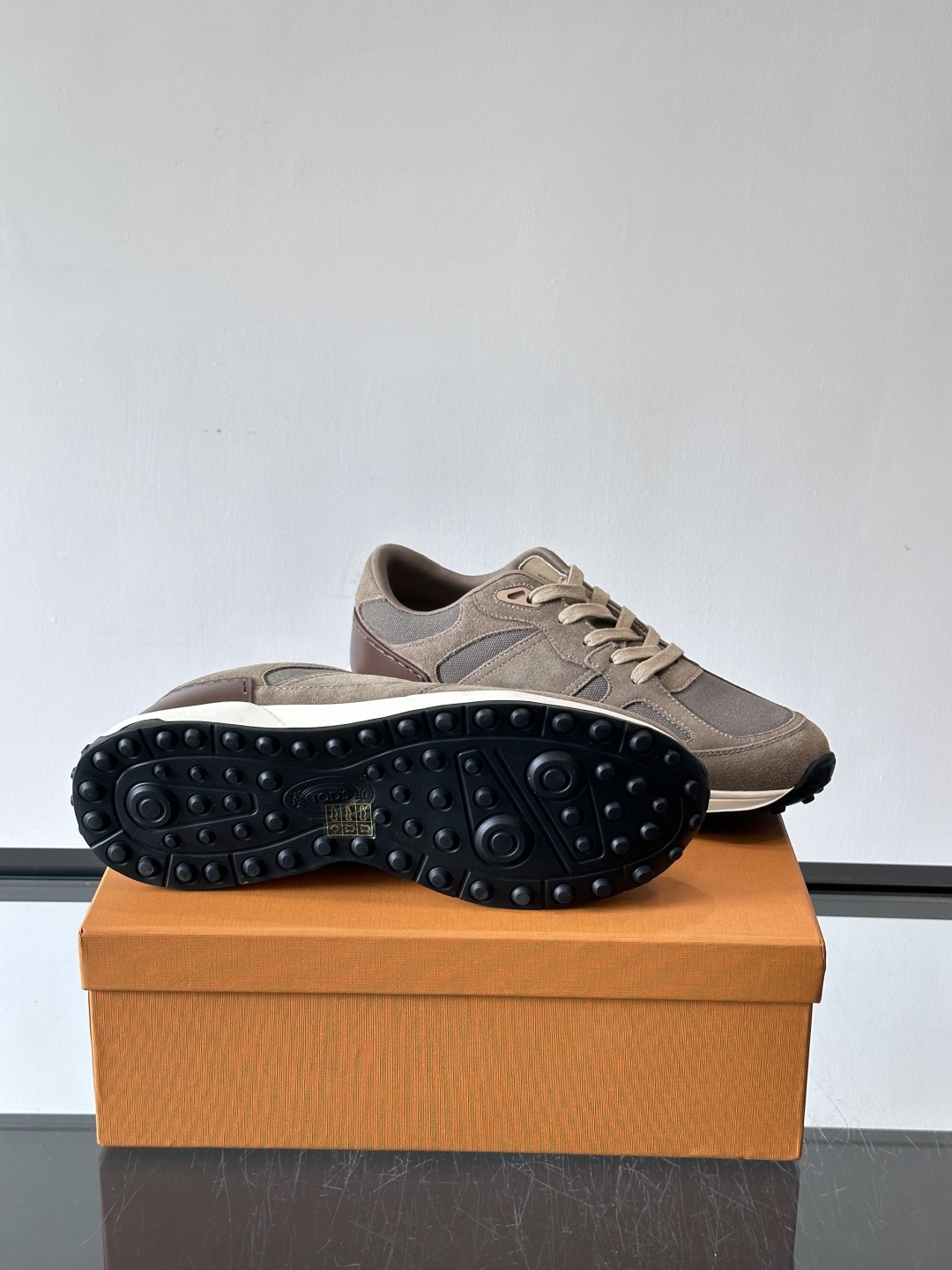 TOD'S/托德斯 新款男士拼接运动鞋，本款运动鞋以多材质拼接而成，绒面牛皮革和光滑小牛皮制作，立体几何