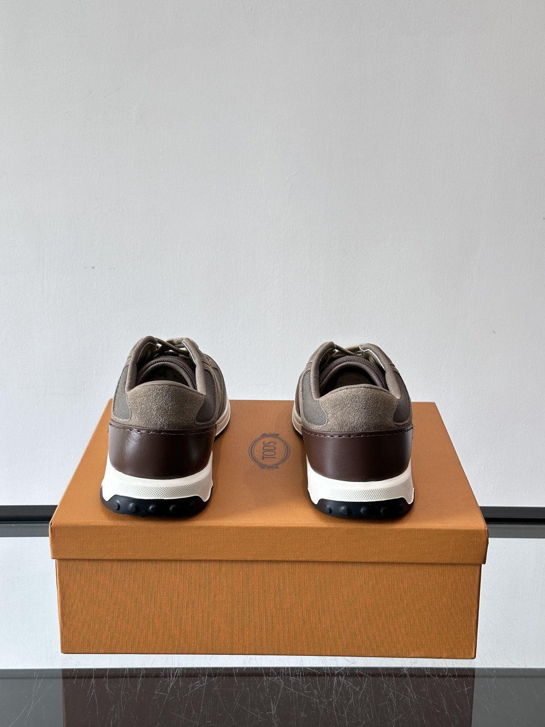 TOD'S/托德斯 新款男士拼接运动鞋，本款运动鞋以多材质拼接而成，绒面牛皮革和光滑小牛皮制作，立体几何