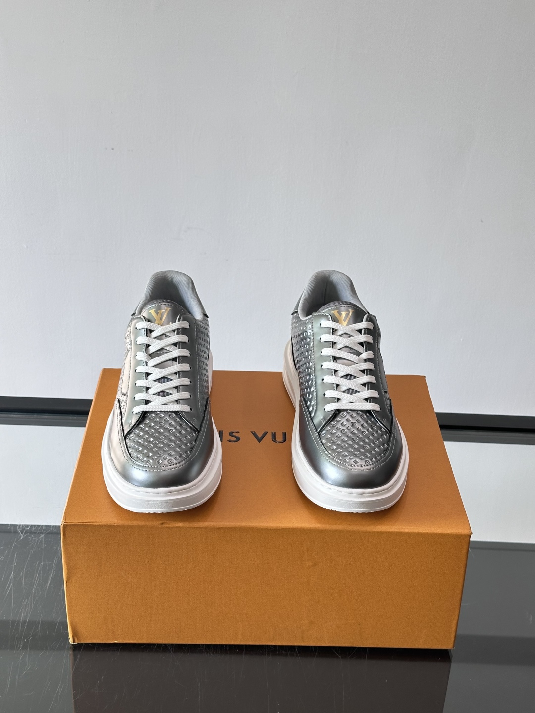 ◾️▫️L 男士经典休闲运动鞋，本款 Beverly Hills 运动鞋为柔软牛皮革描摹经典 Monog