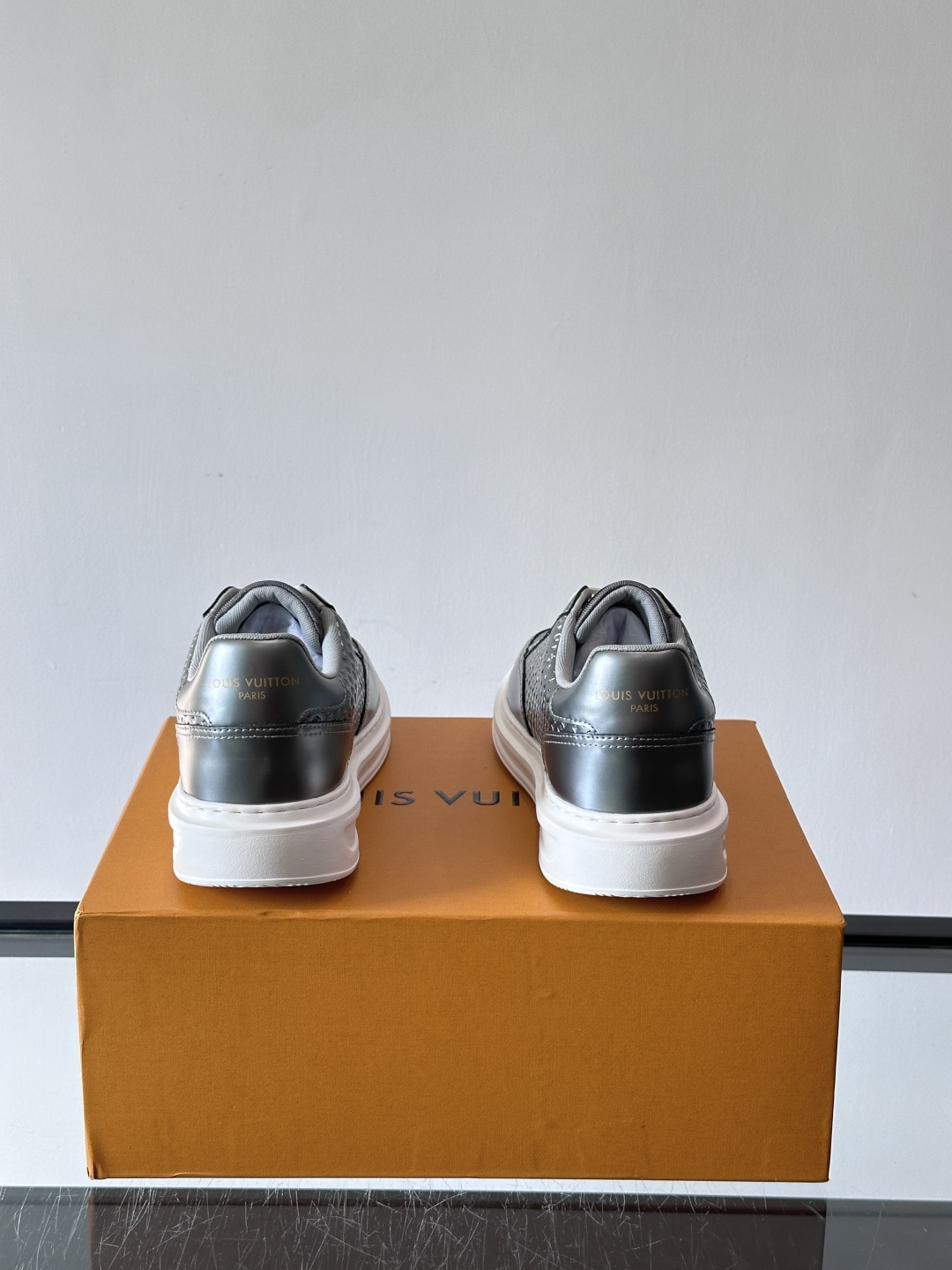 ◾️▫️L 男士经典休闲运动鞋，本款 Beverly Hills 运动鞋为柔软牛皮革描摹经典 Monog