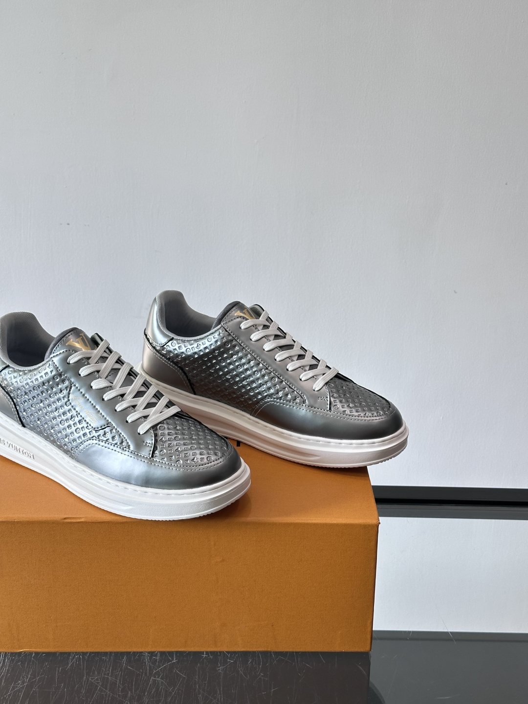 ◾️▫️L 男士经典休闲运动鞋，本款 Beverly Hills 运动鞋为柔软牛皮革描摹经典 Monog