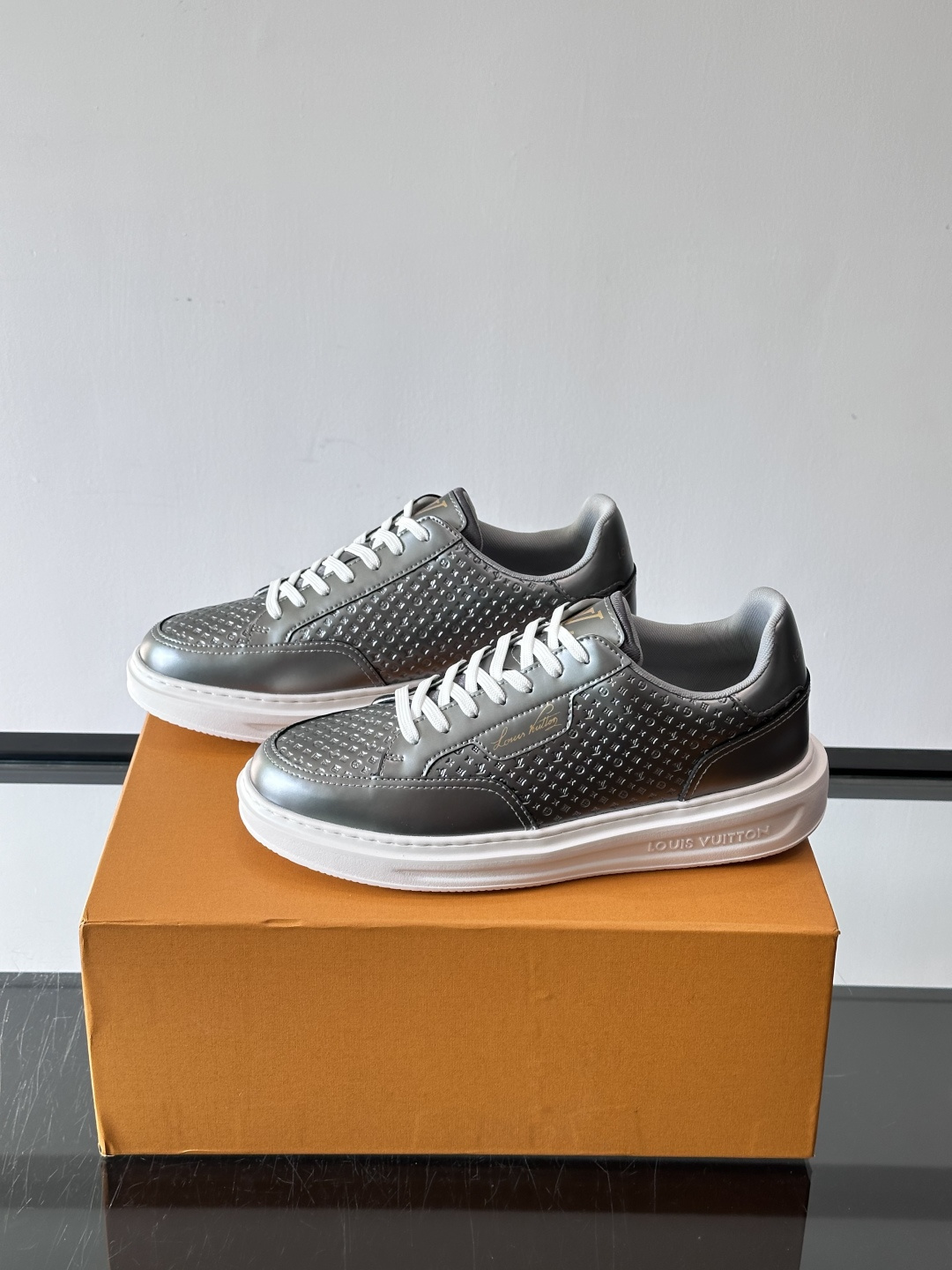 ◾️▫️L 男士经典休闲运动鞋，本款 Beverly Hills 运动鞋为柔软牛皮革描摹经典 Monog