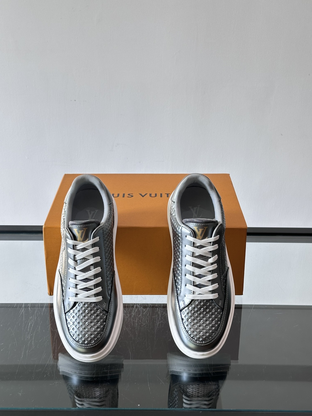 ◾️▫️L 男士经典休闲运动鞋，本款 Beverly Hills 运动鞋为柔软牛皮革描摹经典 Monog