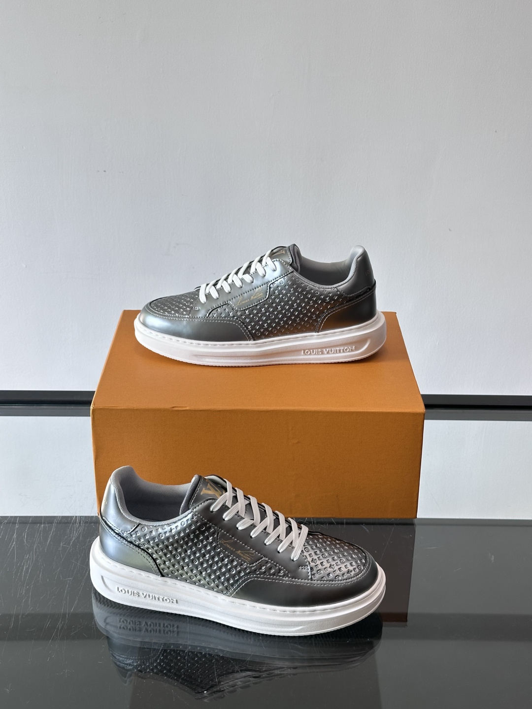 ◾️▫️L 男士经典休闲运动鞋，本款 Beverly Hills 运动鞋为柔软牛皮革描摹经典 Monog