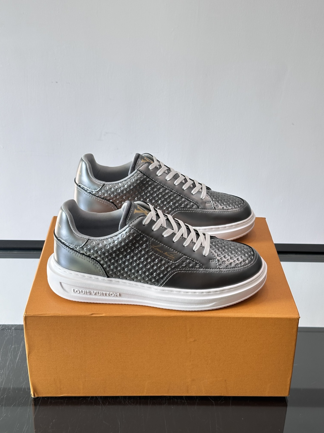 ◾️▫️L 男士经典休闲运动鞋，本款 Beverly Hills 运动鞋为柔软牛皮革描摹经典 Monog