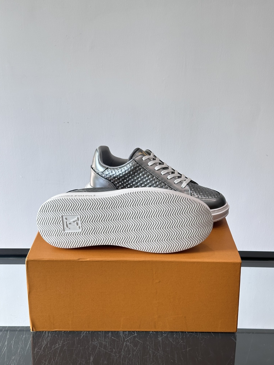 ◾️▫️L 男士经典休闲运动鞋，本款 Beverly Hills 运动鞋为柔软牛皮革描摹经典 Monog