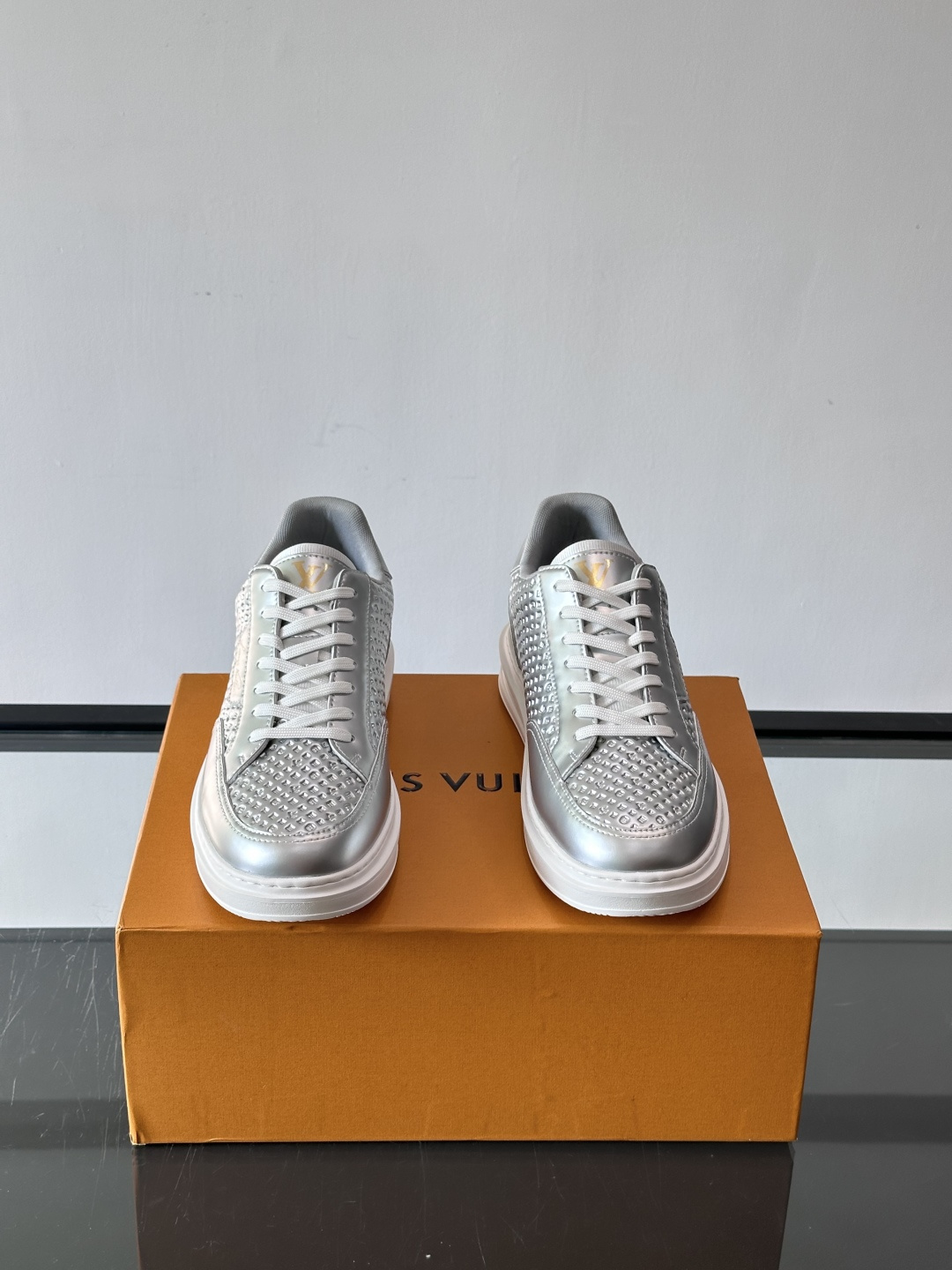 ◾️▫️L 男士经典休闲运动鞋，本款 Beverly Hills 运动鞋为柔软牛皮革描摹经典 Monog