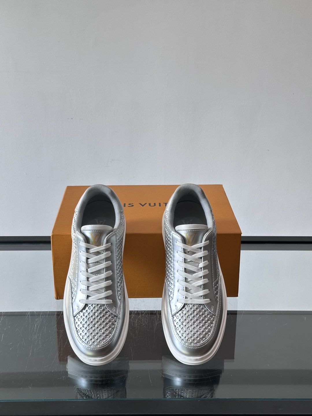 ◾️▫️L 男士经典休闲运动鞋，本款 Beverly Hills 运动鞋为柔软牛皮革描摹经典 Monog