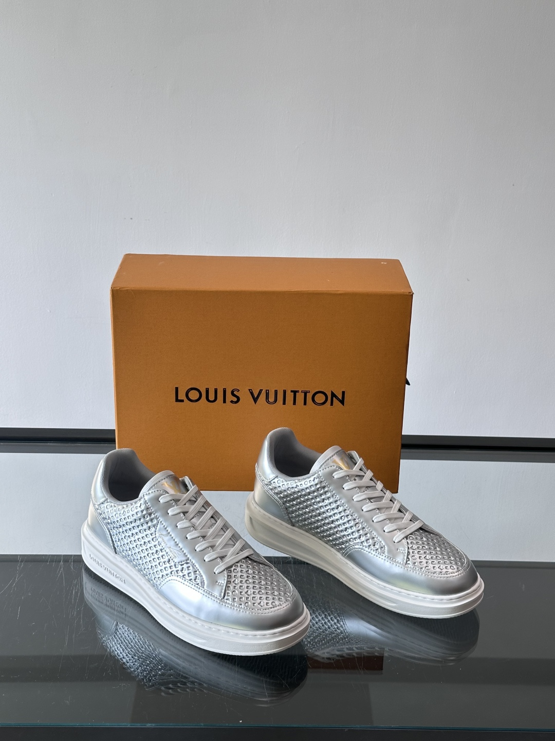 ◾️▫️L 男士经典休闲运动鞋，本款 Beverly Hills 运动鞋为柔软牛皮革描摹经典 Monog