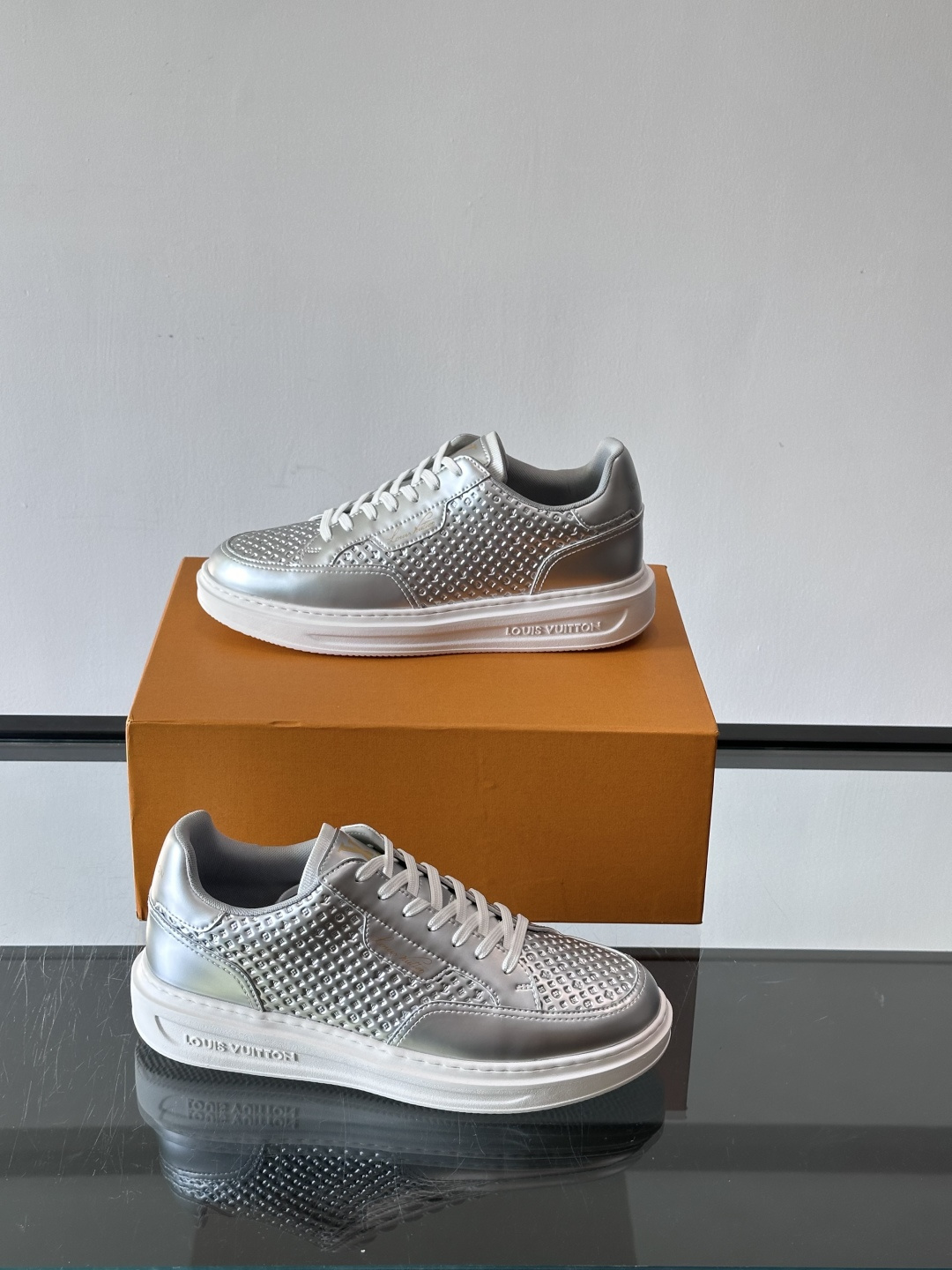 ◾️▫️L 男士经典休闲运动鞋，本款 Beverly Hills 运动鞋为柔软牛皮革描摹经典 Monog