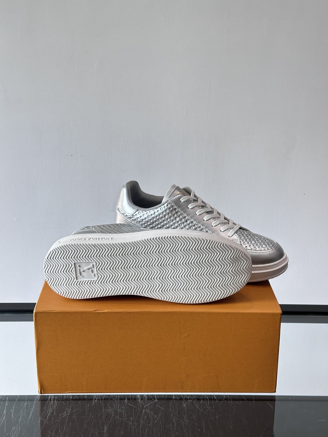 ◾️▫️L 男士经典休闲运动鞋，本款 Beverly Hills 运动鞋为柔软牛皮革描摹经典 Monog