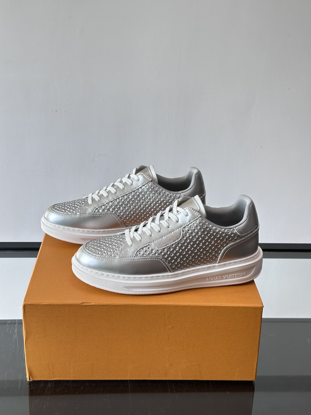 ◾️▫️L 男士经典休闲运动鞋，本款 Beverly Hills 运动鞋为柔软牛皮革描摹经典 Monog