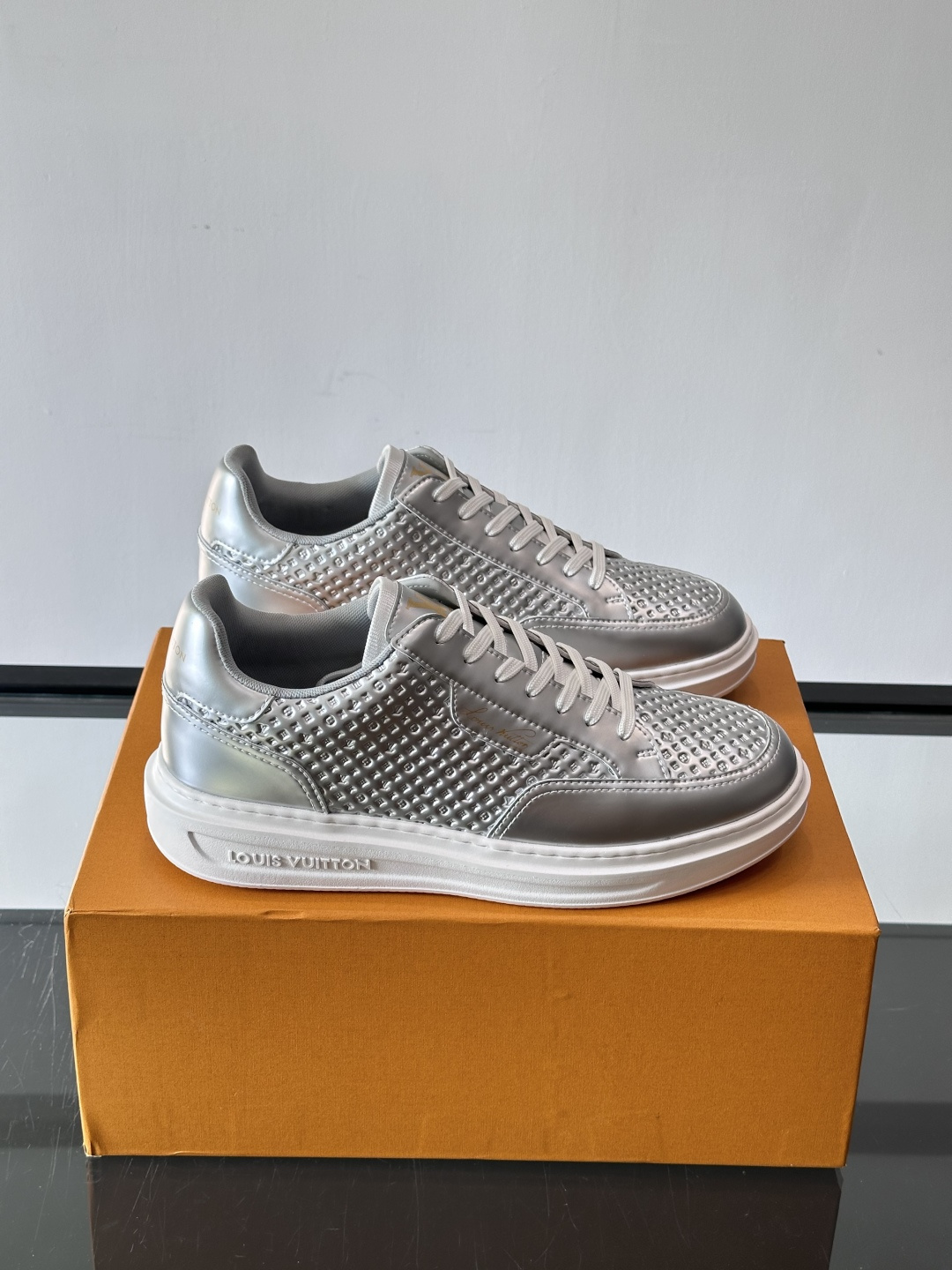 ◾️▫️L 男士经典休闲运动鞋，本款 Beverly Hills 运动鞋为柔软牛皮革描摹经典 Monog