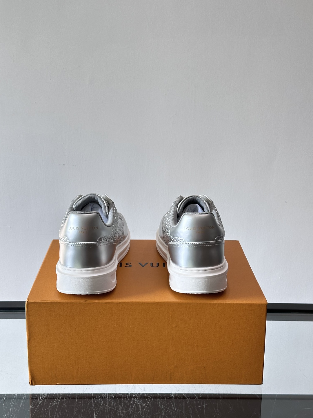 ◾️▫️L 男士经典休闲运动鞋，本款 Beverly Hills 运动鞋为柔软牛皮革描摹经典 Monog