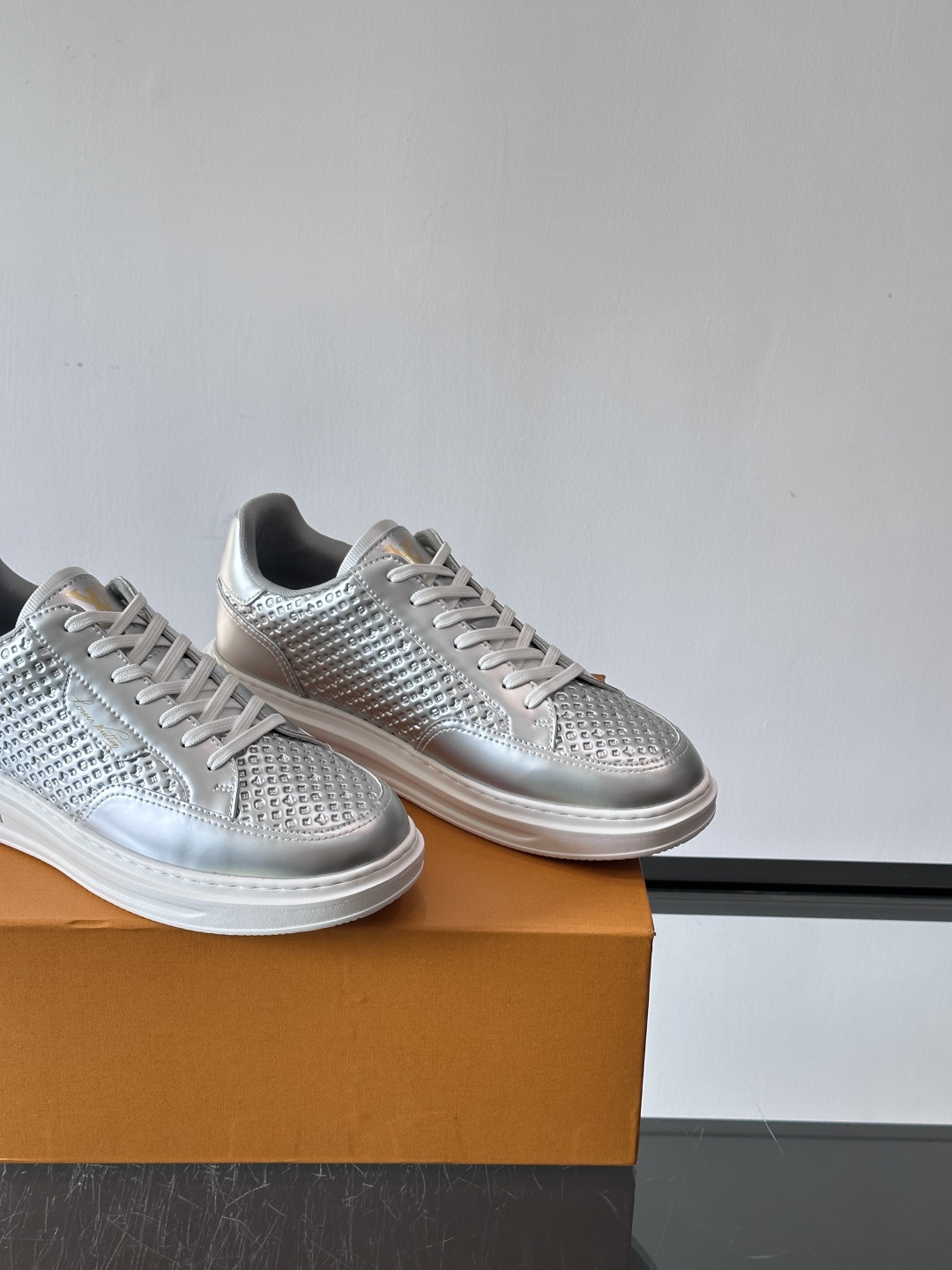 ◾️▫️L 男士经典休闲运动鞋，本款 Beverly Hills 运动鞋为柔软牛皮革描摹经典 Monog