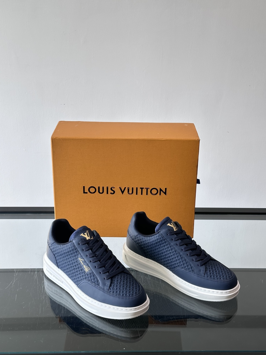 ◾️▫️L 男士经典休闲运动鞋，本款 Beverly Hills 运动鞋为柔软牛皮革描摹经典 Monog