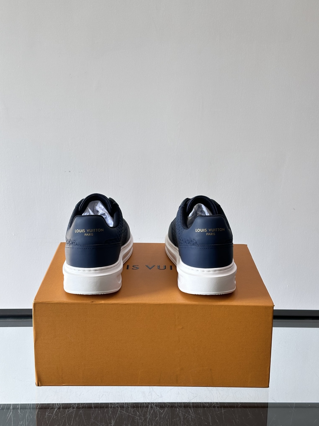 ◾️▫️L 男士经典休闲运动鞋，本款 Beverly Hills 运动鞋为柔软牛皮革描摹经典 Monog