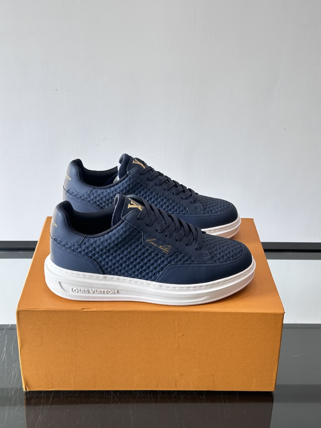 ◾️▫️L 男士经典休闲运动鞋，本款 Beverly Hills 运动鞋为柔软牛皮革描摹经典 Monog