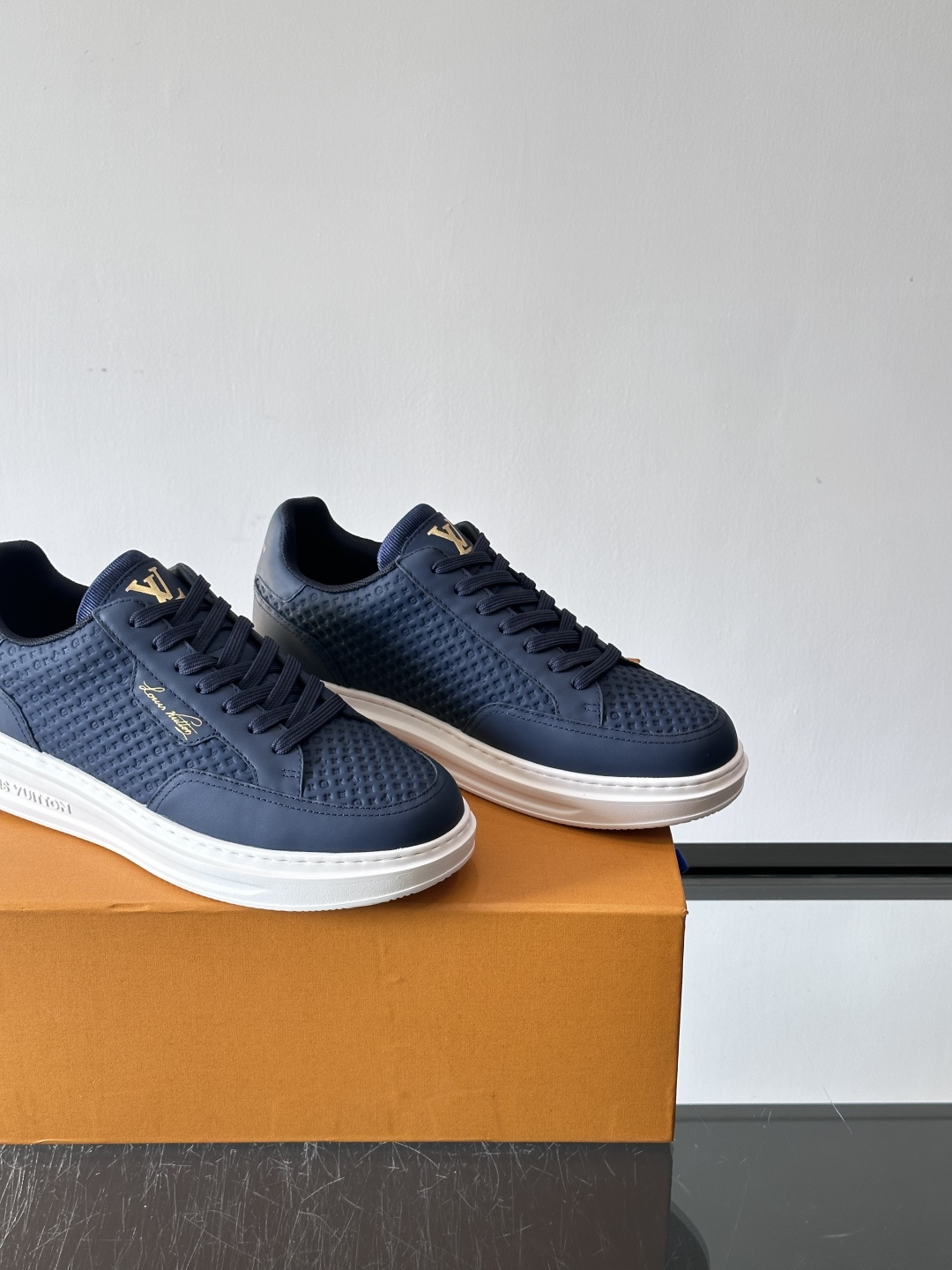 ◾️▫️L 男士经典休闲运动鞋，本款 Beverly Hills 运动鞋为柔软牛皮革描摹经典 Monog