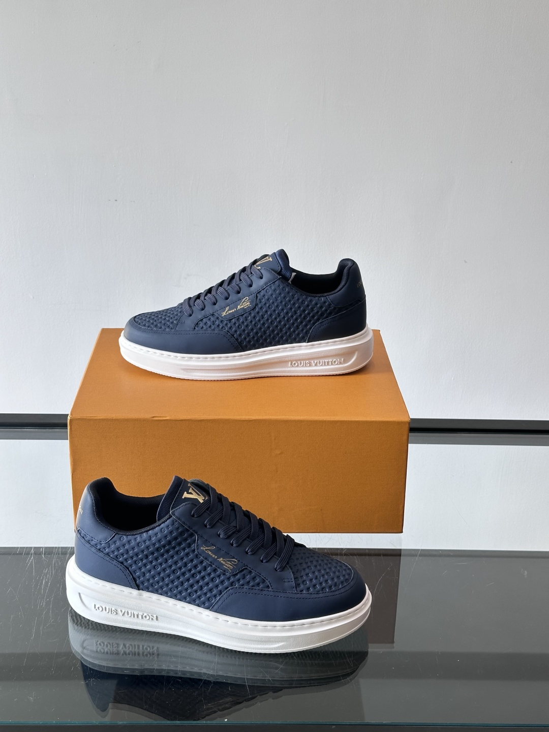 ◾️▫️L 男士经典休闲运动鞋，本款 Beverly Hills 运动鞋为柔软牛皮革描摹经典 Monog