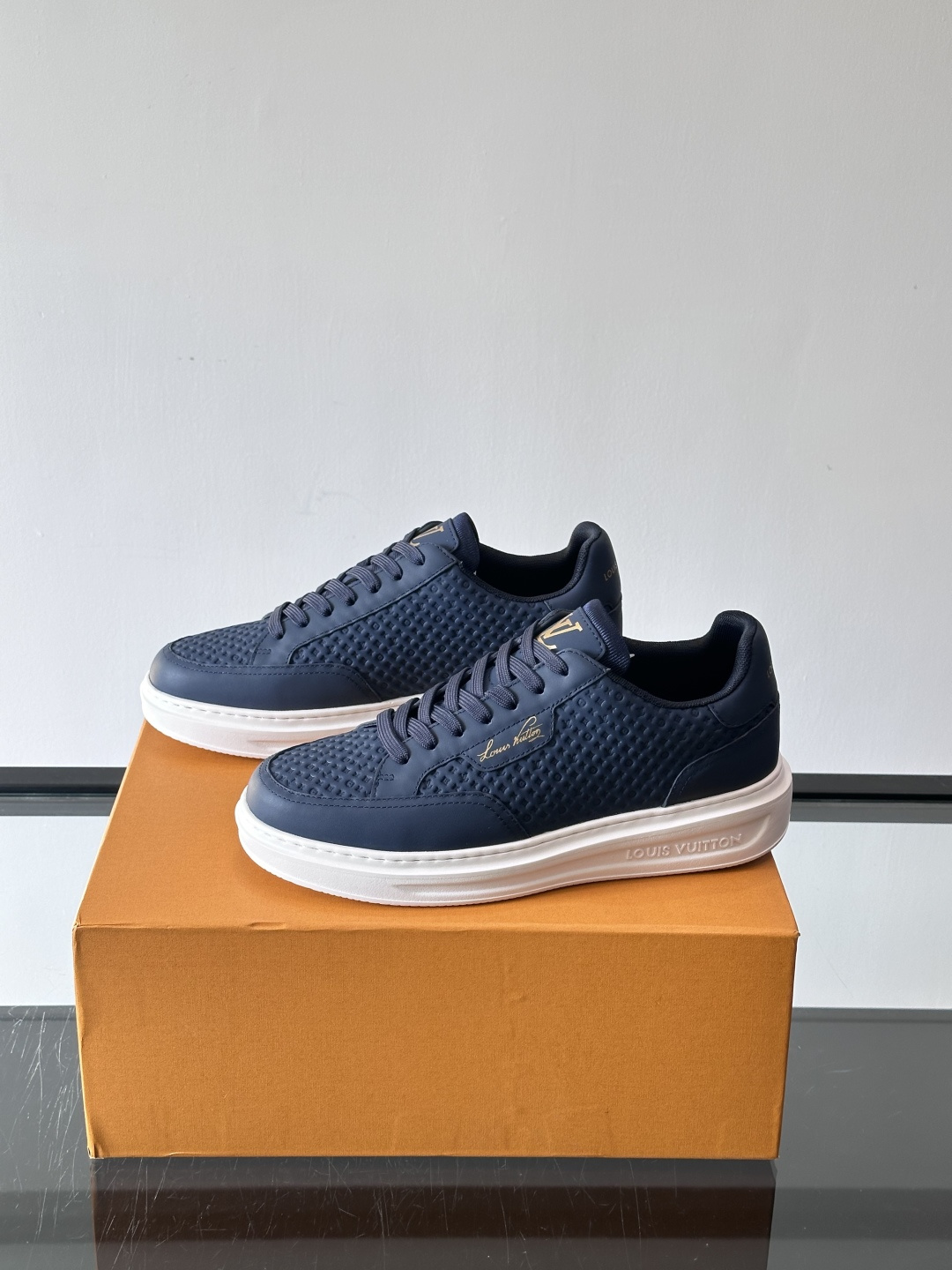 ◾️▫️L 男士经典休闲运动鞋，本款 Beverly Hills 运动鞋为柔软牛皮革描摹经典 Monog