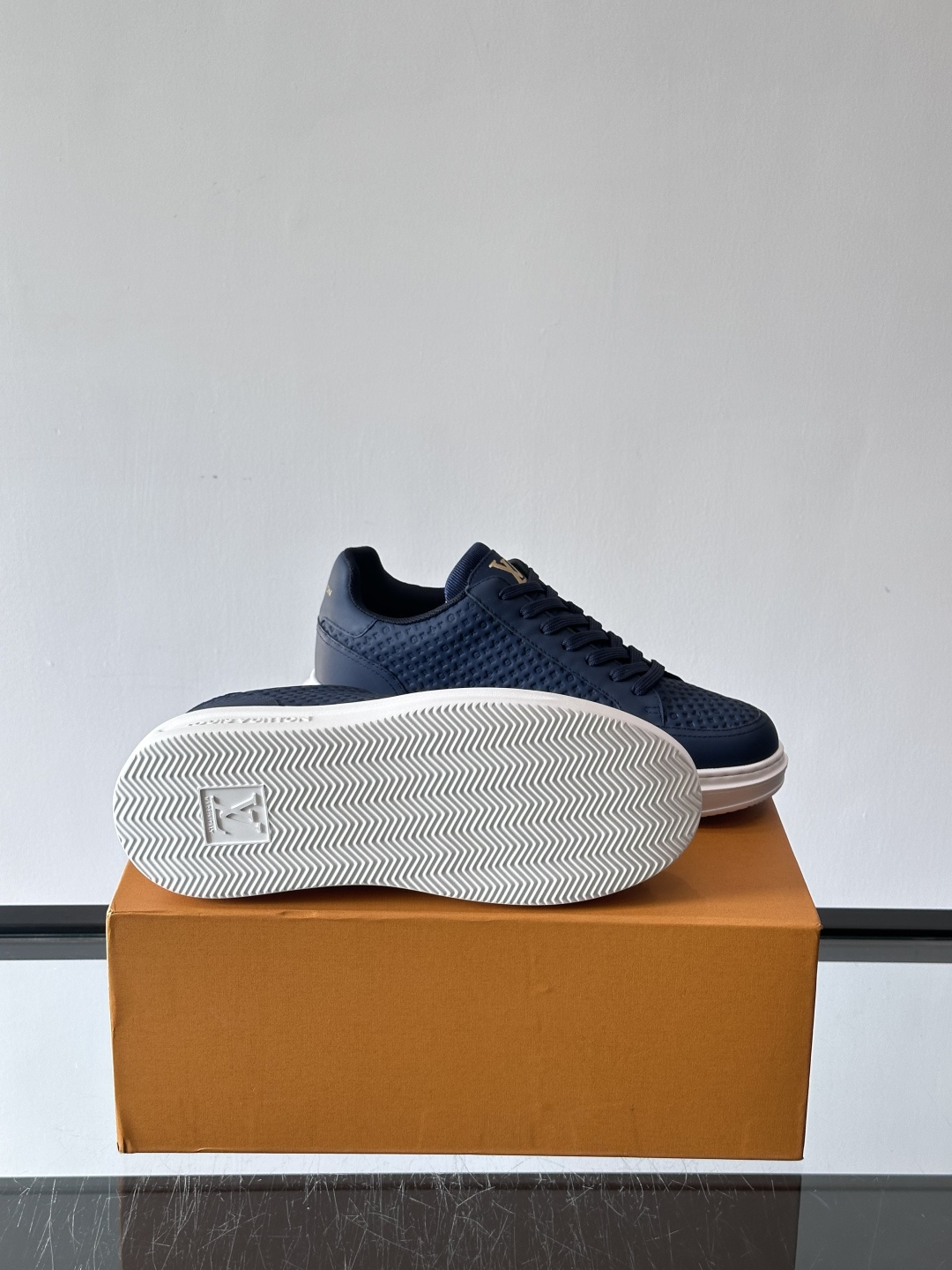 ◾️▫️L 男士经典休闲运动鞋，本款 Beverly Hills 运动鞋为柔软牛皮革描摹经典 Monog