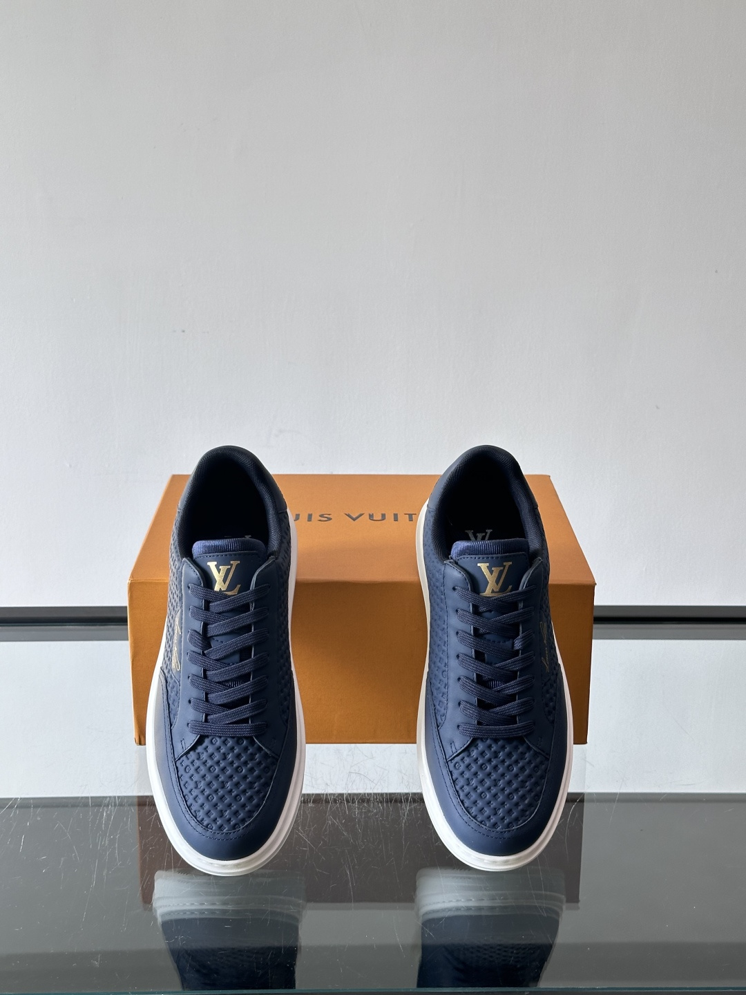 ◾️▫️L 男士经典休闲运动鞋，本款 Beverly Hills 运动鞋为柔软牛皮革描摹经典 Monog