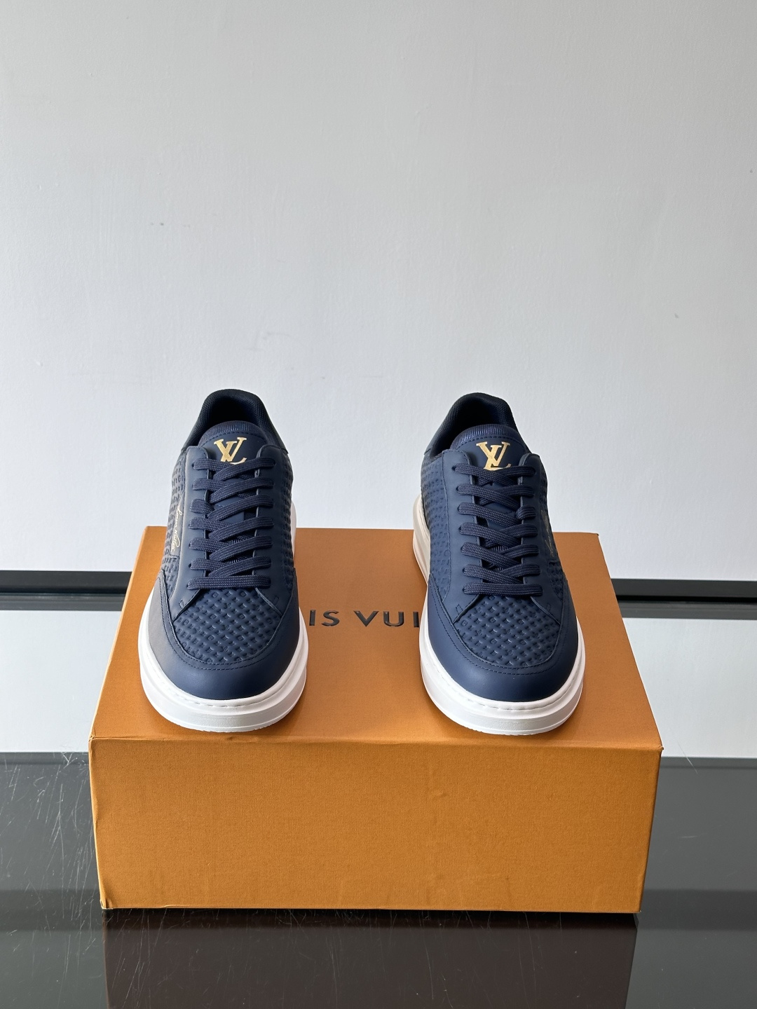 ◾️▫️L 男士经典休闲运动鞋，本款 Beverly Hills 运动鞋为柔软牛皮革描摹经典 Monog