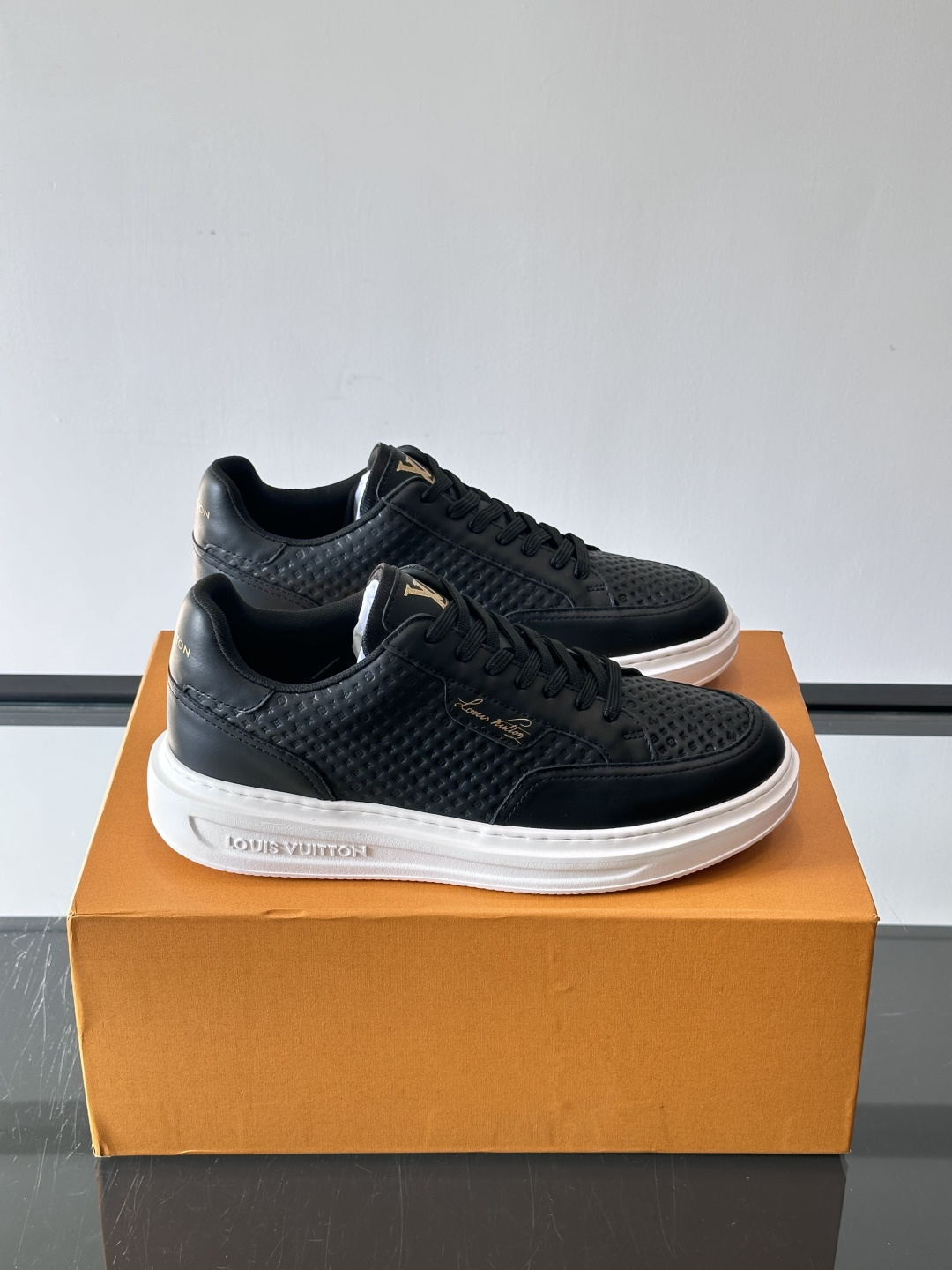 ◾️▫️L 男士经典休闲运动鞋，本款 Beverly Hills 运动鞋为柔软牛皮革描摹经典 Monog