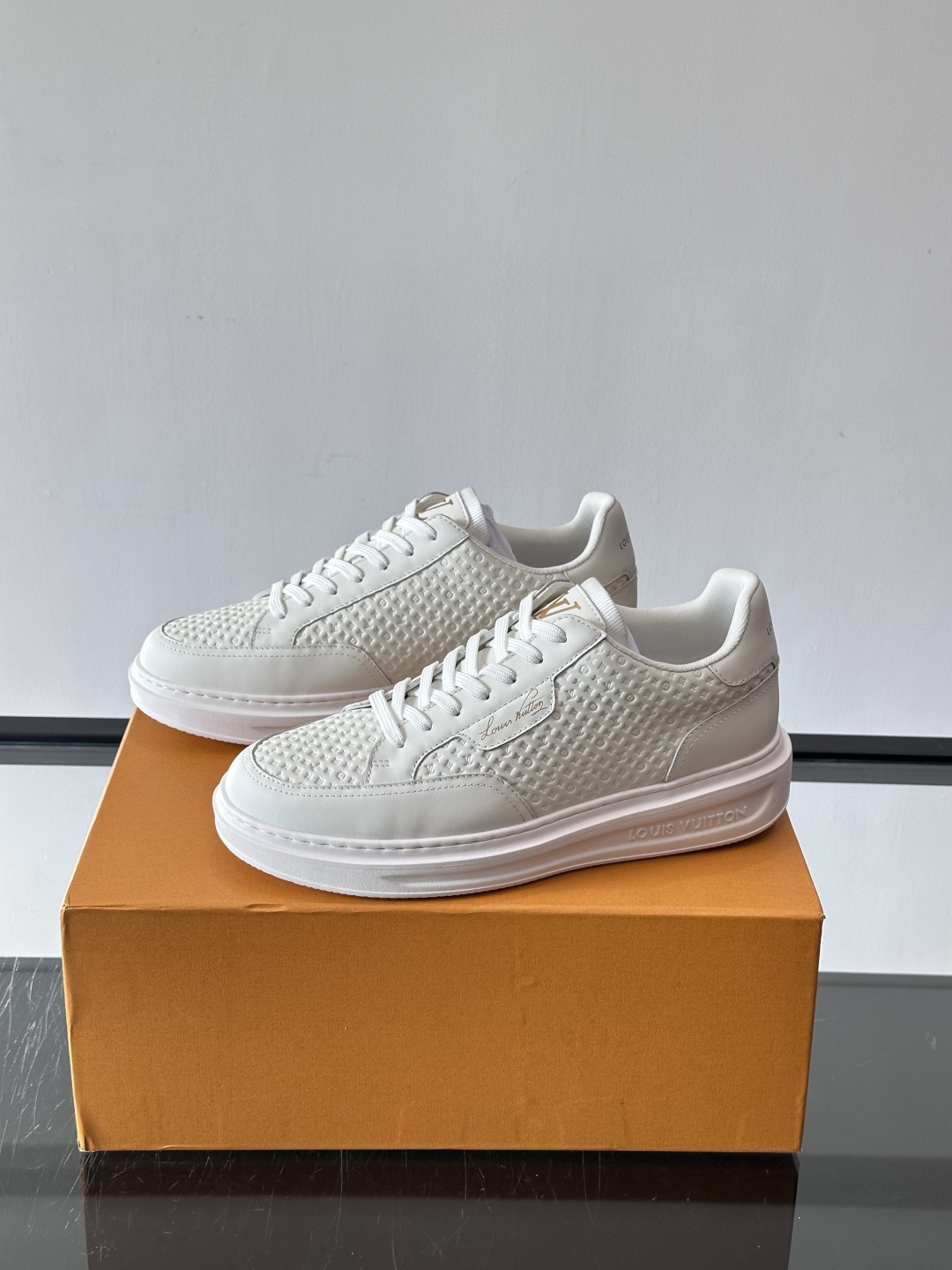 ◾️▫️L 男士经典休闲运动鞋，本款 Beverly Hills 运动鞋为柔软牛皮革描摹经典 Monog