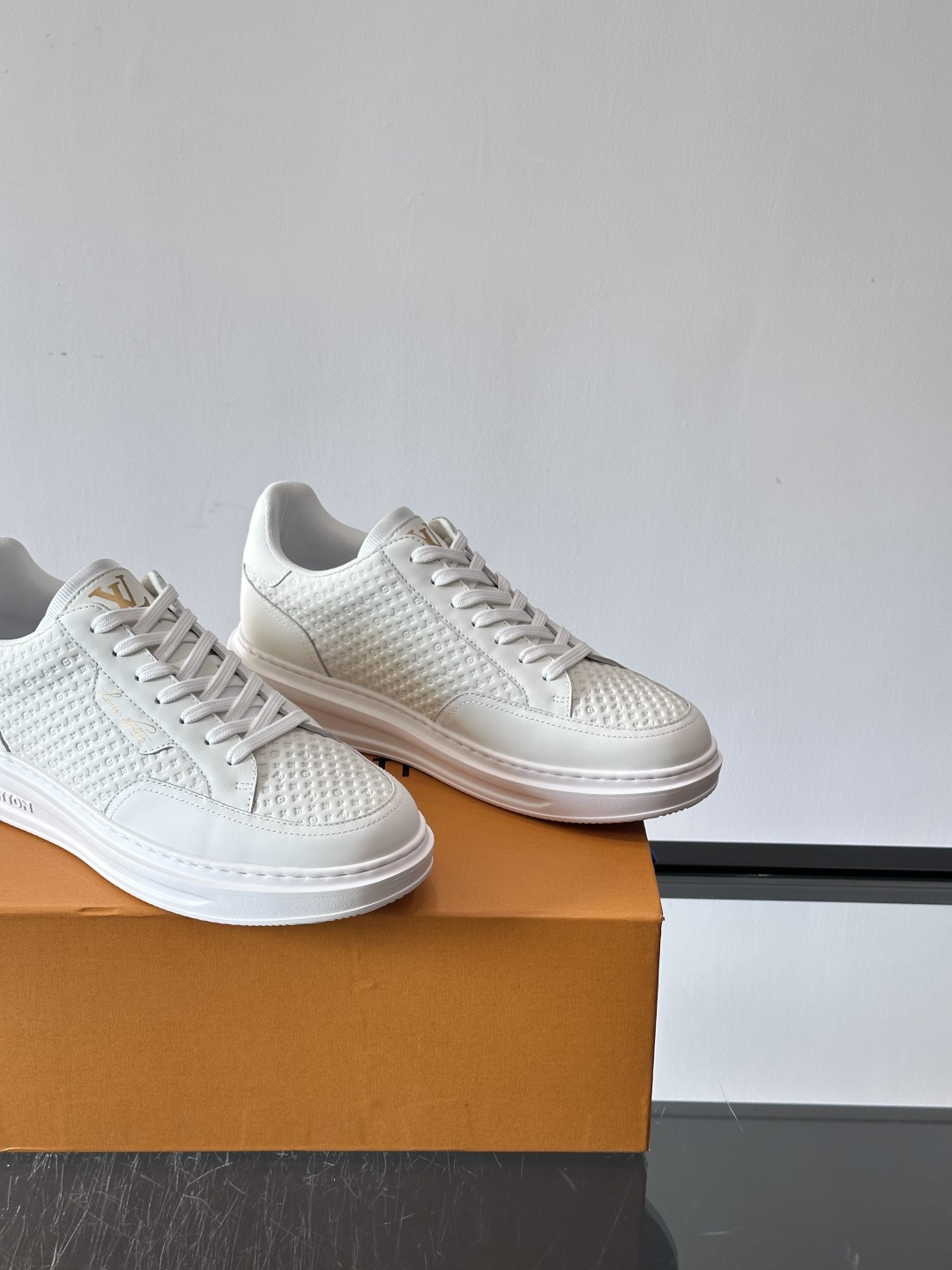 ◾️▫️L 男士经典休闲运动鞋，本款 Beverly Hills 运动鞋为柔软牛皮革描摹经典 Monog