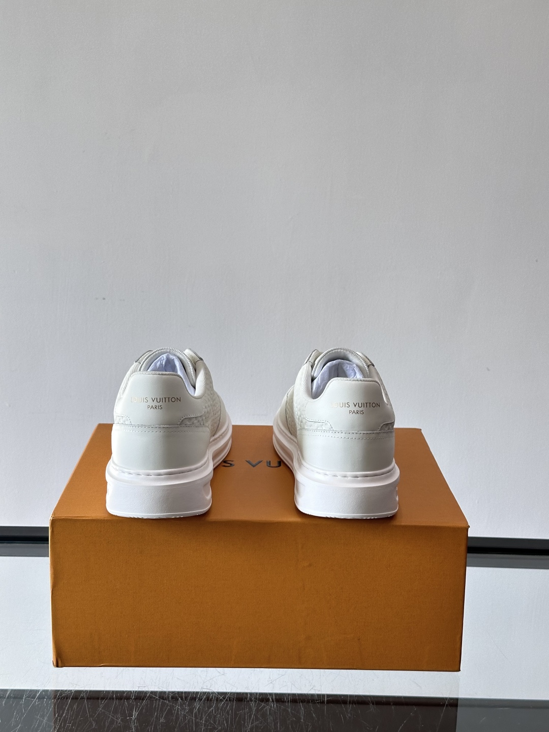 ◾️▫️L 男士经典休闲运动鞋，本款 Beverly Hills 运动鞋为柔软牛皮革描摹经典 Monog